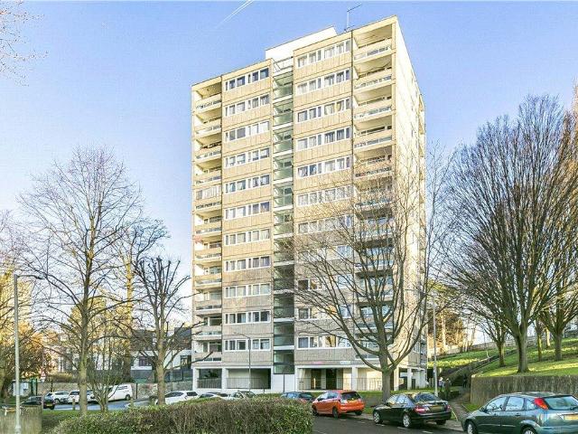 Flat for sale in Roehampton, Greater London