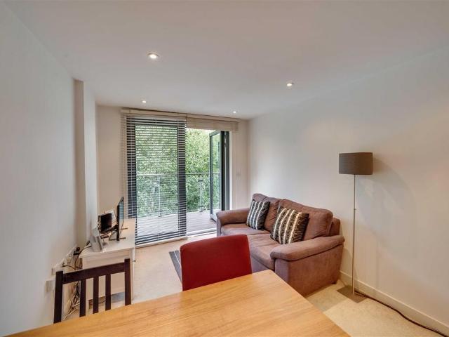 Flat for sale in Willesden Green, Greater London