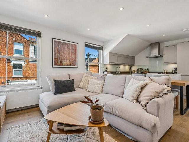 Flat for sale in Earlsfield, Greater London