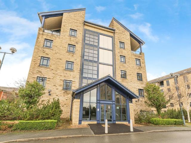 Flat for sale in Lindley, West Yorkshire