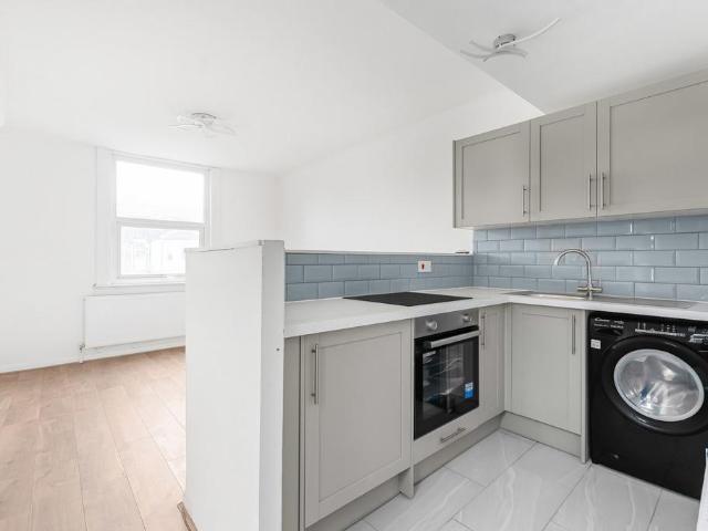 Flat for sale in London Borough of Croydon, South Norwood