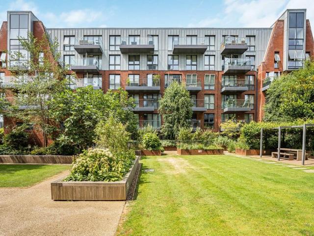 Flat for sale in Streatham Hill, Greater London