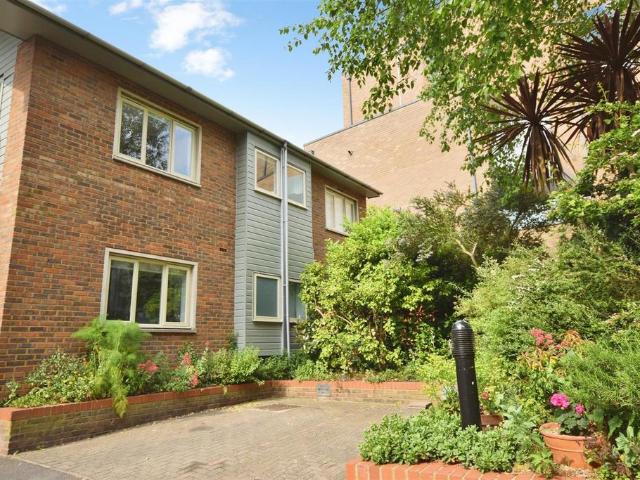 Flat for sale in London Borough of Hounslow, Isle Of Man