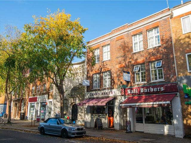 Flat for sale in Strawberry Hill, Greater London