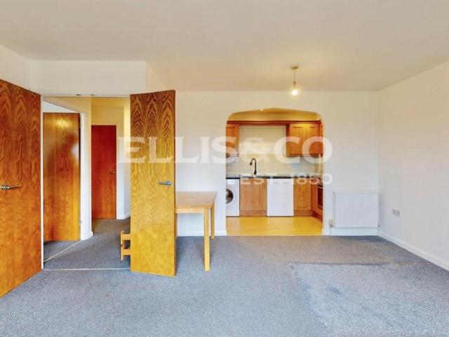 Flat for sale in London Borough of Ealing, Isle Of Man