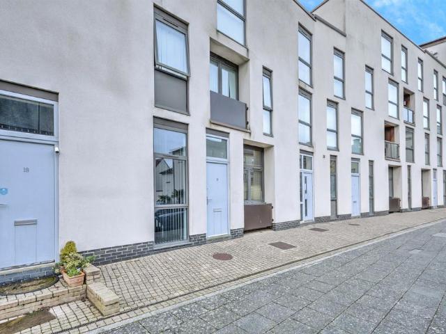 Flat for sale in Upton