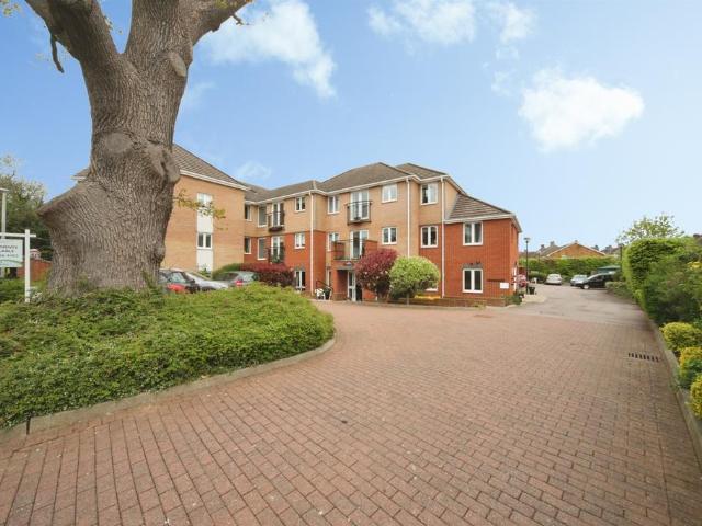 Flat for sale in Spring Park, Luton