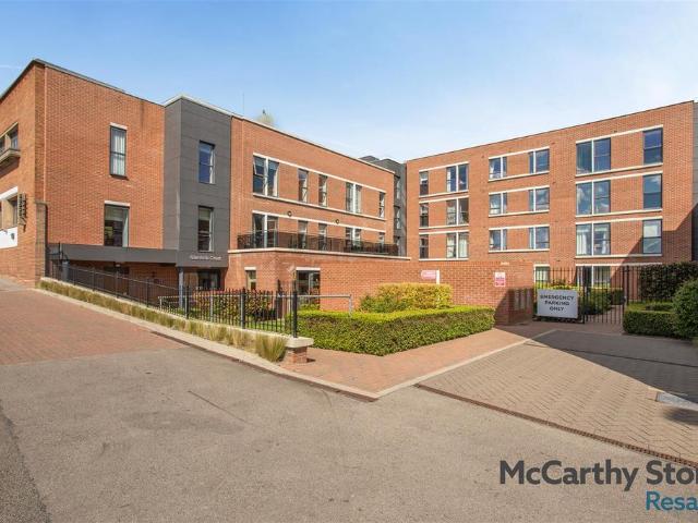 Flat for sale in Whetstone, Pinfold