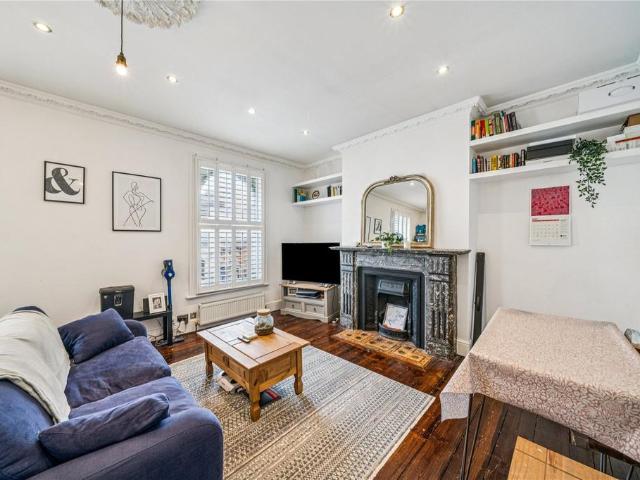 Flat for sale in Clapham Junction, Greater London