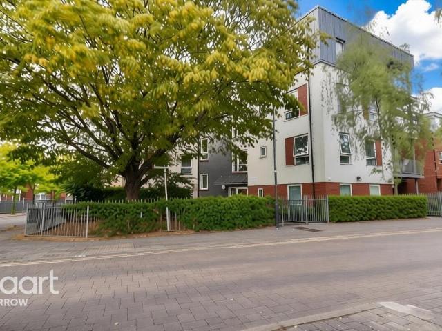 Flat for sale in Lane, Greater London
