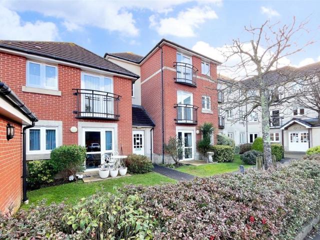 Flat for sale in Highcliffe