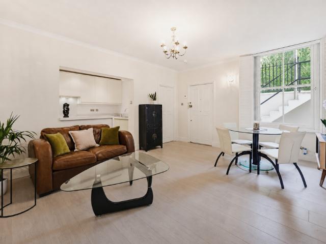 Flat for sale in Earl's Court, Greater London