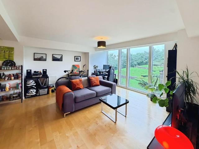 Flat for sale in Richmond Hill, West Yorkshire
