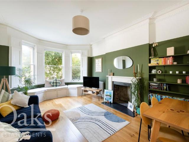 Flat for sale in Tulse Hill, Greater London