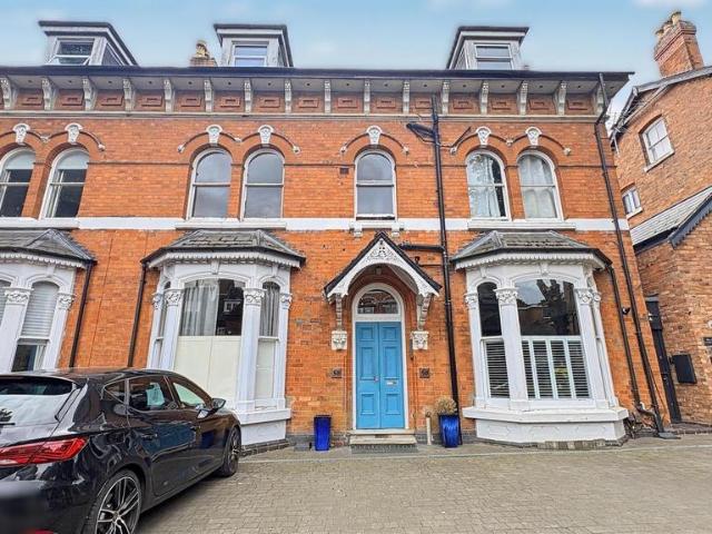 Flat for sale in Kings Heath, Wake Green