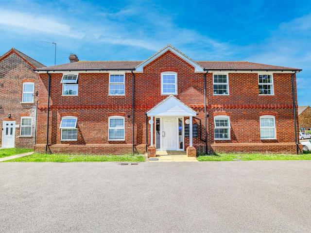 Flat for sale in Bourne End, Pouchen End