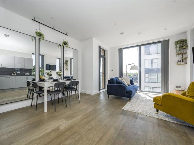 Flat for sale in London Borough of Merton, South Wimbledon