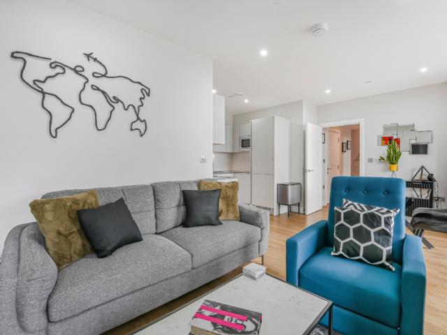 Flat for sale in Summerstown, Greater London