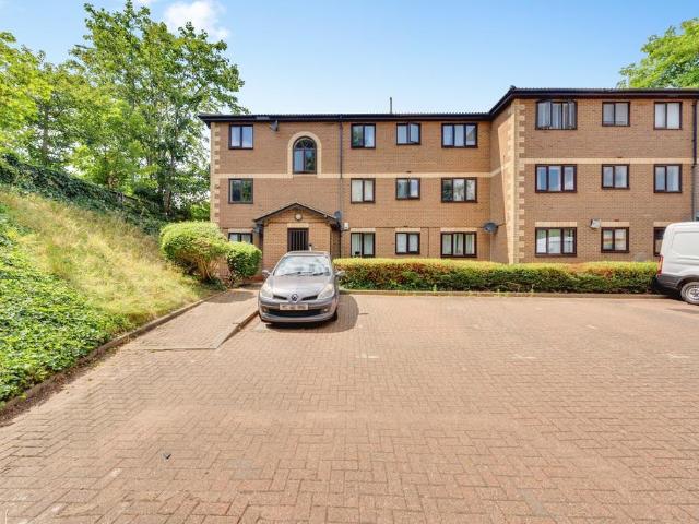 Flat for sale in Worcester Park Estate, Monks Orchard