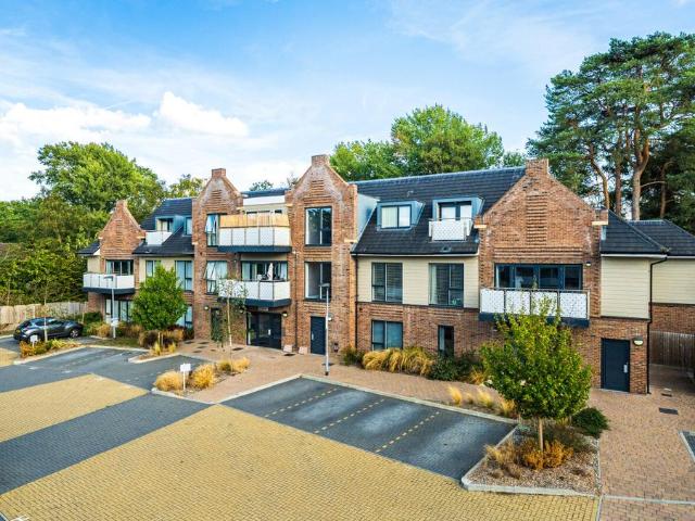 Flat for sale in Finchampstead