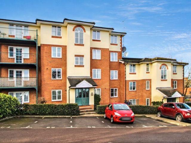 Flat for sale in High Wycombe, Daws Hill
