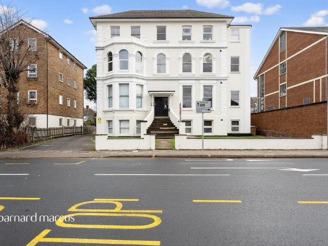 Flat for sale in Surbiton, Greater London