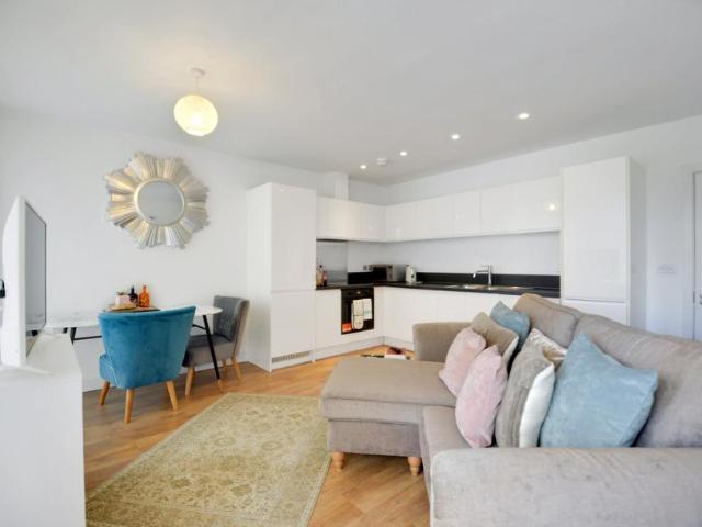 Flat for sale in North Kensington, Greater London