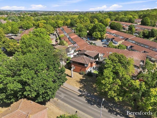 Flat for sale in Laindon, Essex