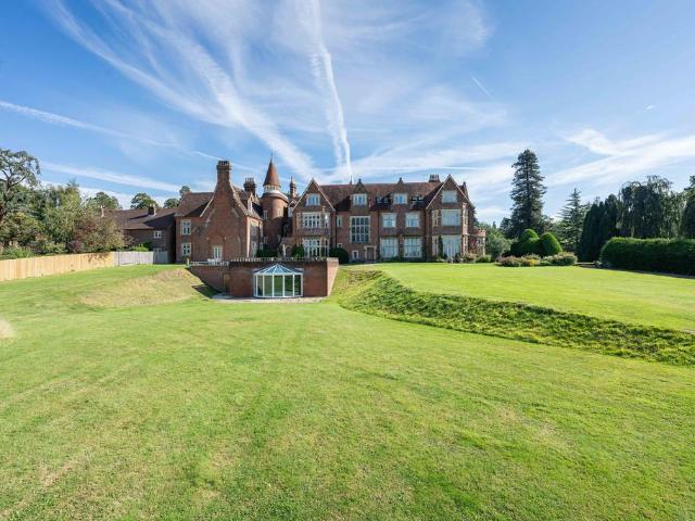 Flat for sale in Pachesham Park, Surrey