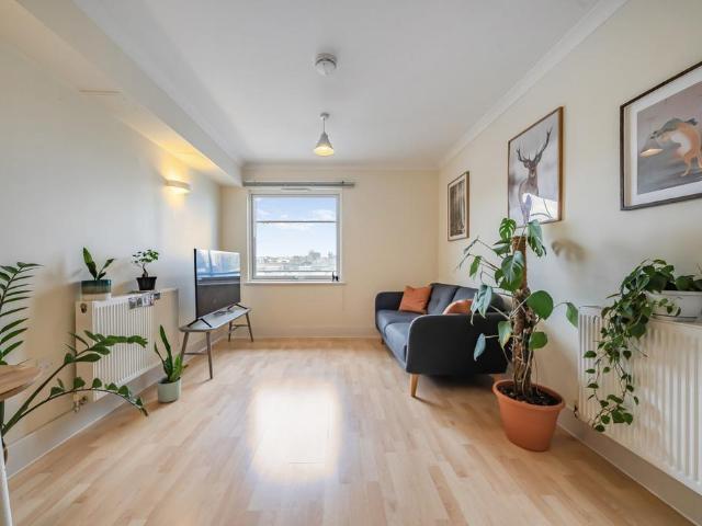 Flat for sale in Nunhead, Greater London