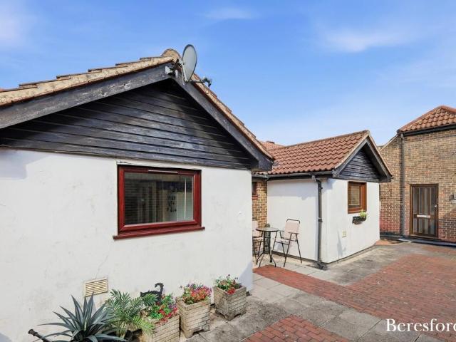 Flat for sale in Queens Park, Billericay