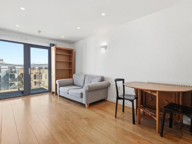Flat for sale in Canning Town, Greater London
