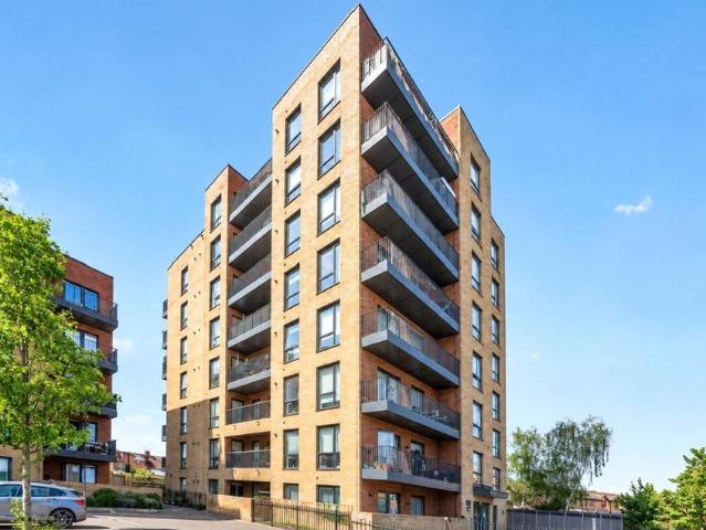 Flat for sale in London Borough of Ealing, Greater London
