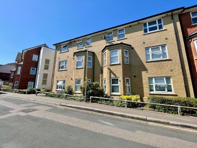 Flat for sale in Spring Park, Luton