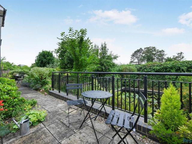 Flat for sale in Ivy Chimneys, Epping