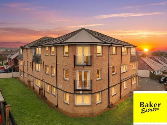Flat for sale in Hainault, Greater London