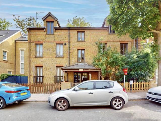 Flat for sale in Shepherd's Hill, Greater London