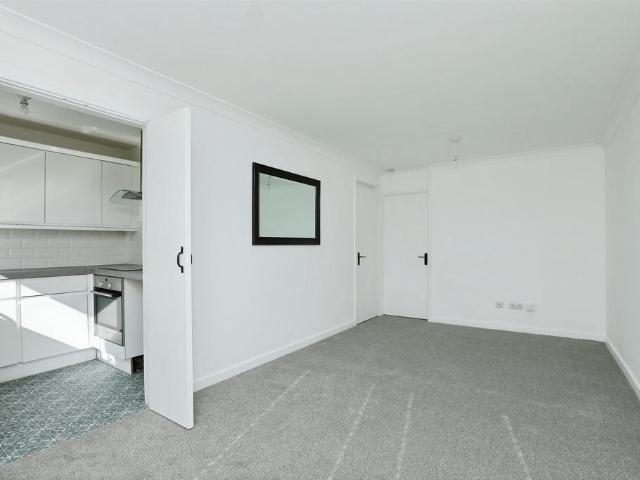 Flat for sale in Heigham Grove, East Bank