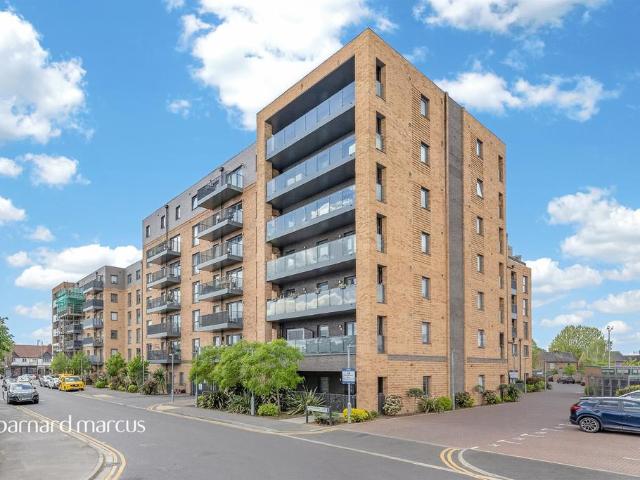 Flat for sale in New Malden, Greater London