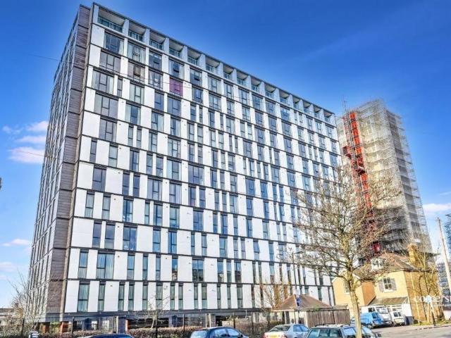 Flat for sale in London Borough of Croydon, Waddon