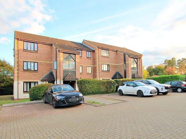 Flat for sale in Winkfield