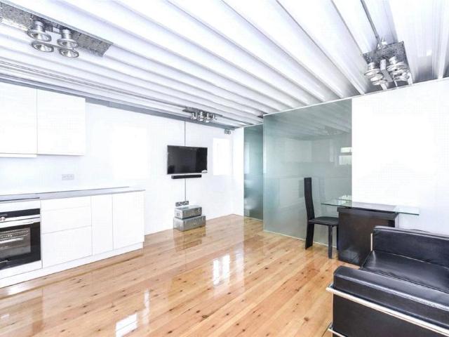 Flat for sale in The Hale, Mill Hill