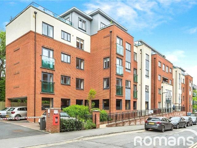 Flat for sale in Heol-las, Surrey