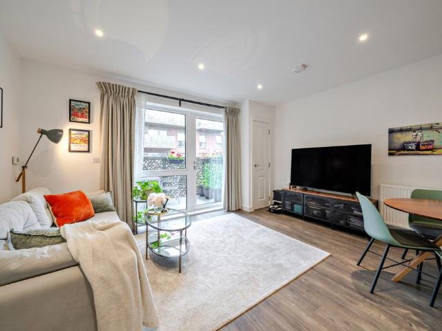 Flat for sale in Camberwell, Greater London