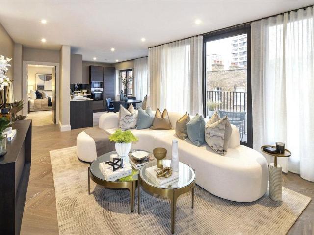 Flat for sale in Paddington, Greater London