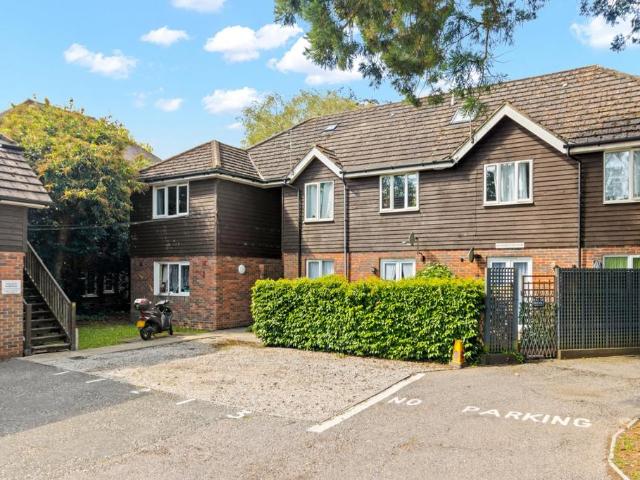 Flat for sale in Uckfield, Cross In Hand