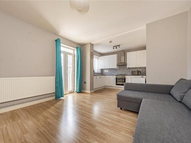 Flat for sale in London Borough of Hounslow, Greater London