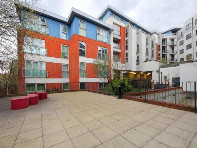 Flat for sale in London Borough of Ealing, Greater London
