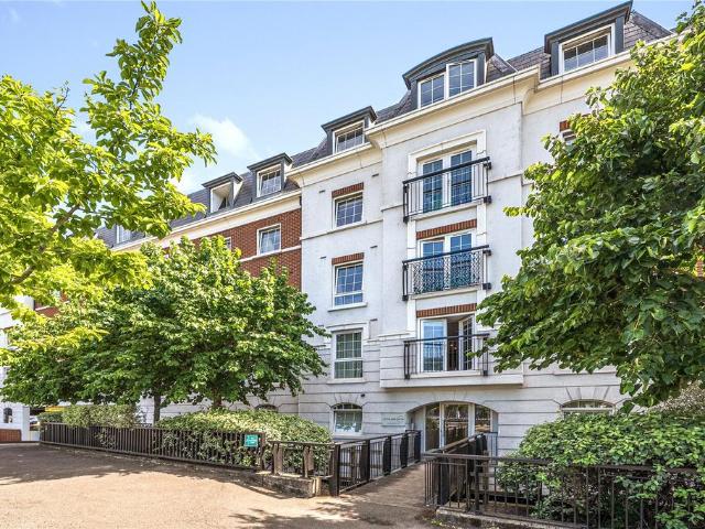 Flat for sale in Woodcote, Epsom
