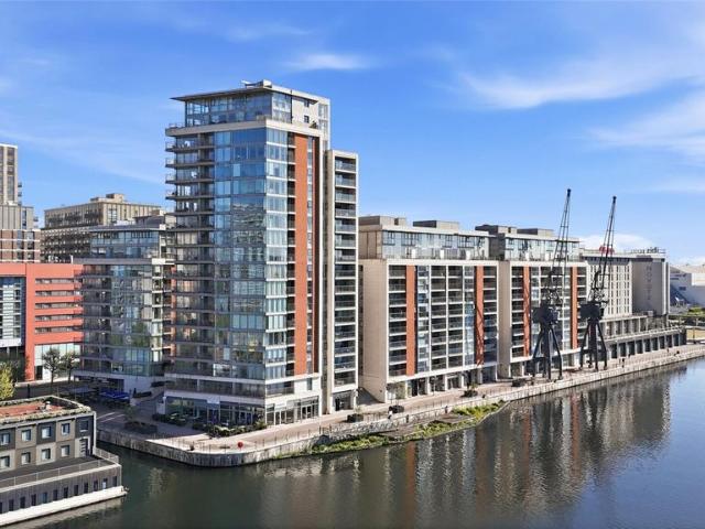 Flat for sale in Canning Town, Greater London